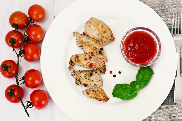 Курка-гриль філе з перцем, базилік і помідорами — стокове фото