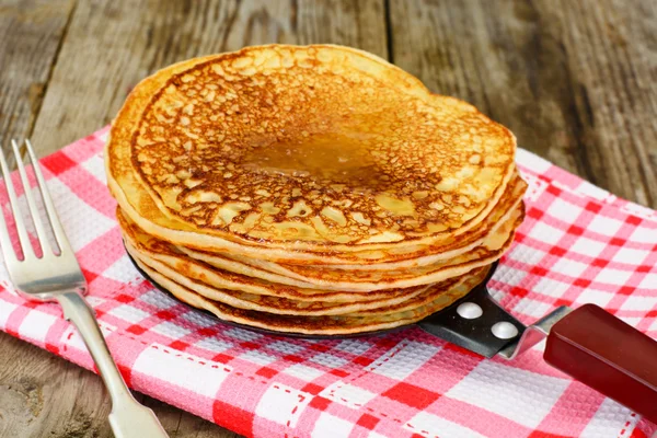 Crêpes savoureuses pile avec du miel — Photo