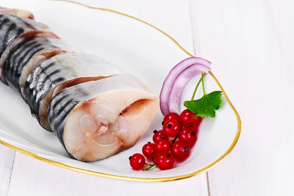 红醋栗和洋葱盐腌制的鲭鱼 — 图库照片