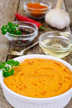 Humus köri, zerdeçal, kurullarında çiğ Nohut ile