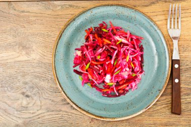 Pancar, havuç, lahana ve kereviz salatası