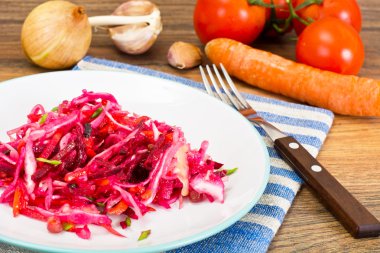 Pancar, havuç, lahana ve kereviz salatası