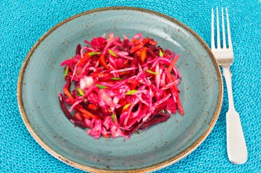 Pancar, havuç, lahana ve kereviz salatası