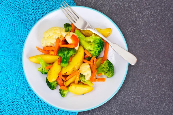 Ångade grönsaker potatis, morötter, blomkål, Broccoli — Stockfoto