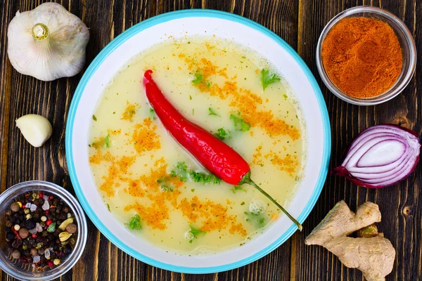 Sopa de creme com molho de caril, pimenta vermelha — Fotografia de Stock