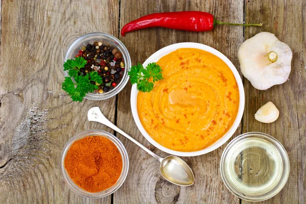 Хумус с карри, куркумы, сырой горох на досках — стоковое фото