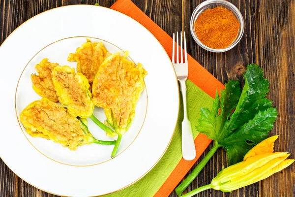 Blommor zucchini, stekt i smeten på en trä bakgrund — Stockfoto