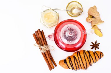 Çay ve kruvasan. Fransız Kahvaltı