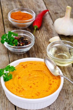 Humus köri, zerdeçal, kurullarında çiğ Nohut ile