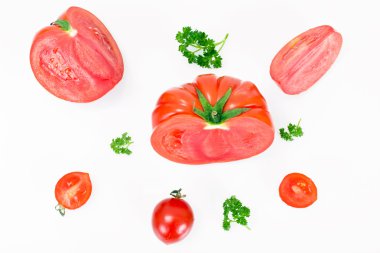 Kırmızı domatesler beyaz arka planda izole edilmiş.