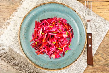 Pancar, havuç, lahana ve kereviz salatası