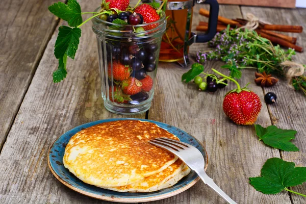 Leckere Pfannkuchen stapeln sich mit Erdbeere und Johannisbeere — Stockfoto