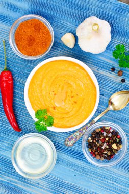 Humus köri, zerdeçal, kurullarında çiğ Nohut ile