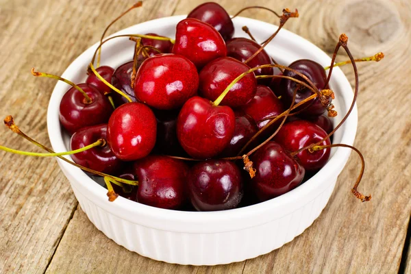 Cherry segar di Wooden Bowl — Stok Foto