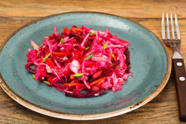 Pancar, havuç, lahana ve kereviz salatası