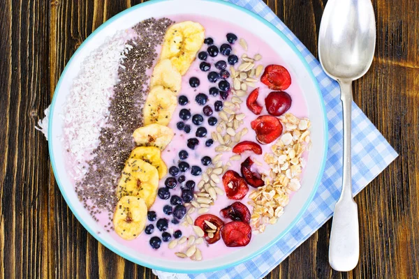 Smoothie con arándanos, semillas de chía en tableros marrones — Foto de Stock