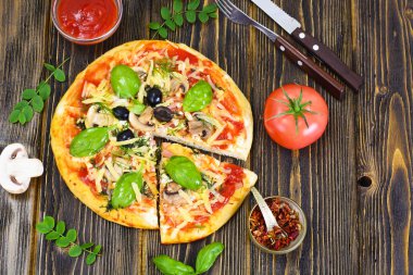 Mantar, peynir, mozzarella peyniri, pizza zeytin ve fesleğen