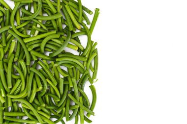 Beyaz arkaplanda yeşil fasulyeler izole