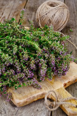 Çiçekleri ve sapları kekik