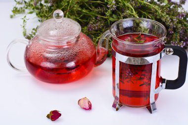 Kırmızı gül Hibiscus çay kekik ile