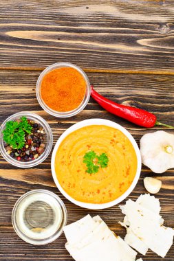 Humus köri, zerdeçal, kurullarında çiğ Nohut ile