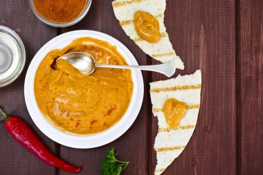 Humus köri, zerdeçal, kurullarında çiğ Nohut ile