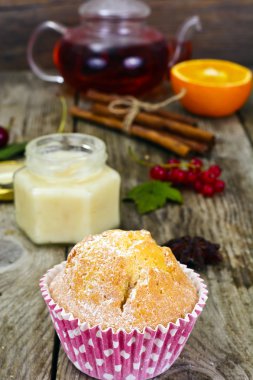 Frenk üzümü çilek, tarçın ve çay ile pasta