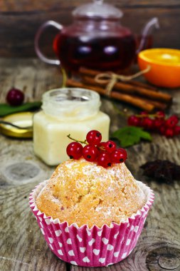 Frenk üzümü çilek, tarçın ve çay ile pasta