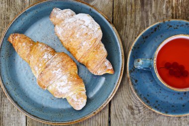 Rustik ahşap zemin üzerine lezzetli tatlı kruvasan