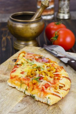 Mantar, peynir, mozzarella peyniri, pizza zeytin ve fesleğen