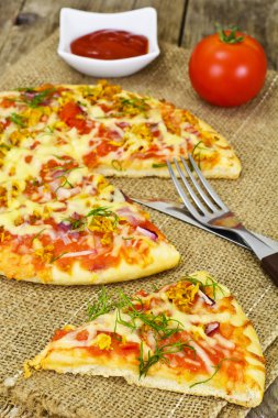 Mantar, peynir, mozzarella peyniri, pizza zeytin ve fesleğen