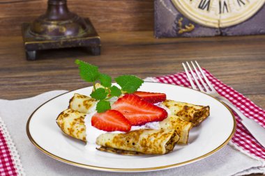 Çilek lezzetli krep yığını