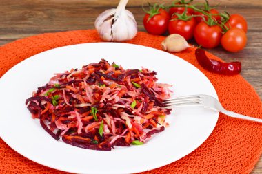 Pancar, havuç, lahana ve kereviz salatası