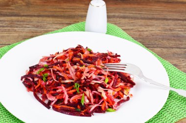 Pancar, havuç, lahana ve kereviz salatası