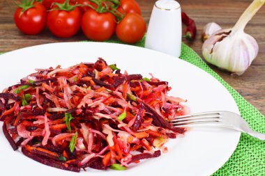 Pancar, havuç, lahana ve kereviz salatası