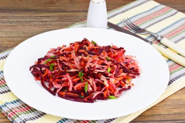 Pancar, havuç, lahana ve kereviz salatası