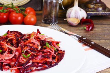 Pancar, havuç, lahana ve kereviz salatası