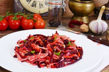 Pancar, havuç, lahana ve kereviz salatası