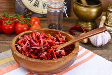 Pancar, havuç, lahana ve kereviz salatası