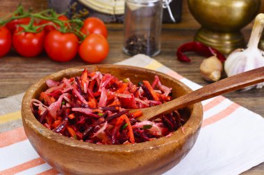 Pancar, havuç, lahana ve kereviz salatası