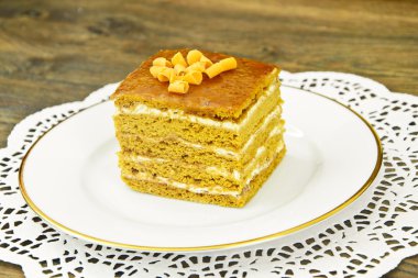 Yoğunlaştırılmış süt, fındık ve bal ile pasta