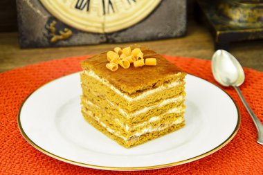 Yoğunlaştırılmış süt, fındık ve bal ile pasta