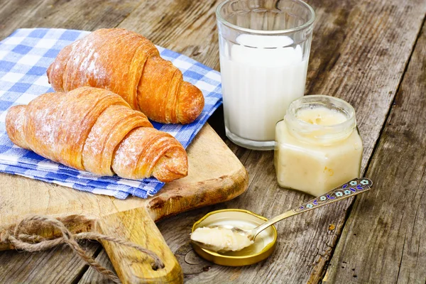 Gustoso dolce croissant con latte — Foto Stock