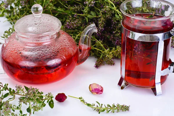 Rode Rose Hibiscus thee met tijm — Stockfoto