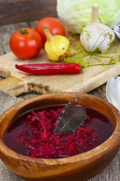 Gesunde Kost: Suppe mit Rüben, Tomaten und Gemüse — Stockfoto