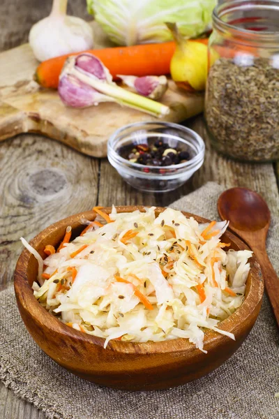 Sauerkraut mit Karotten, Salz, Wasser, Zucker, Knoblauch, Fenchelsamen — Stockfoto