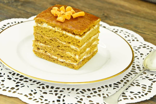 Kuchen mit Kondensmilch, Nüssen und Honig — Stockfoto