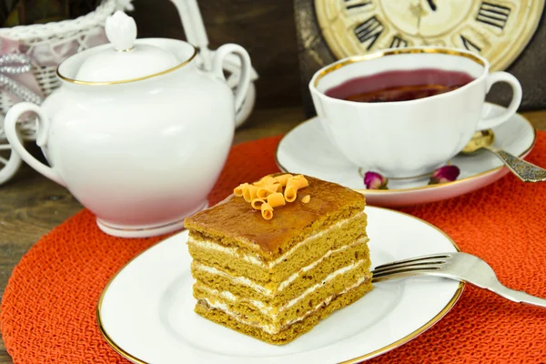Kuchen mit Kondensmilch, Nüssen und Honig — Stockfoto