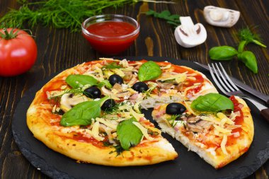 Mantar, peynir, mozzarella peyniri, pizza zeytin ve fesleğen