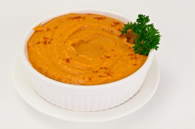 Humus köri, zerdeçal, beyaz Backgrou üzerinde çiğ Nohut ile